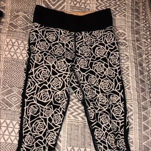 Lululemon Crops Posey Rose Floral Size 4